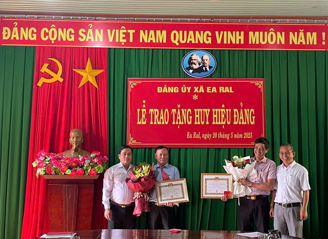 Đảng bộ xã Ea Ral trao tặng Huy hiệu Đảng đợt 19/5